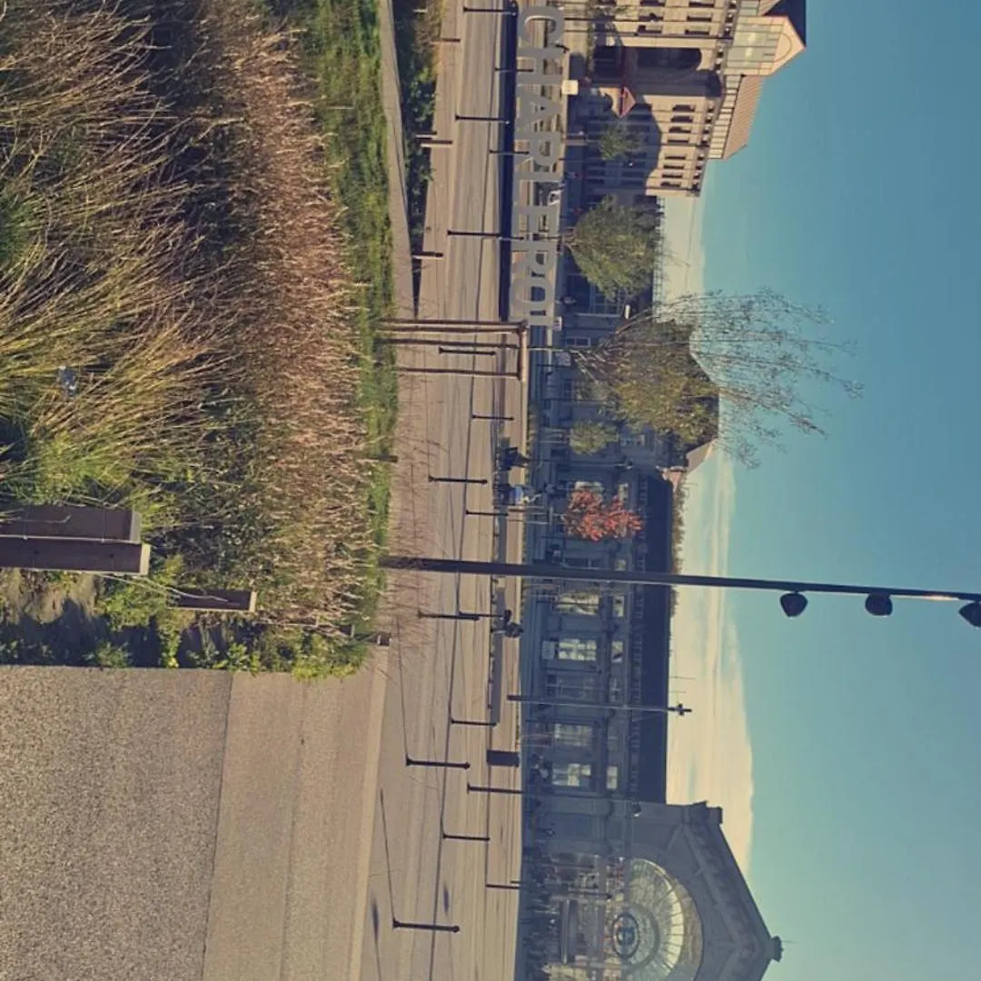 Vous Pouvez Acceder A Nos Chambres Spacieuses En Moins De 10 Minutes En Voiture Et En Moins De 35 Minutes En Transport En Commun Depuis L'Aeroport De Charleroi Homestay